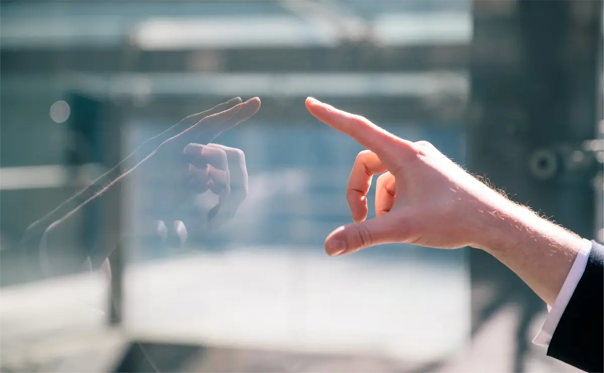 【徹底比較】3種類の透過型LEDビジョンの違いとおすすめ製品はこれ!